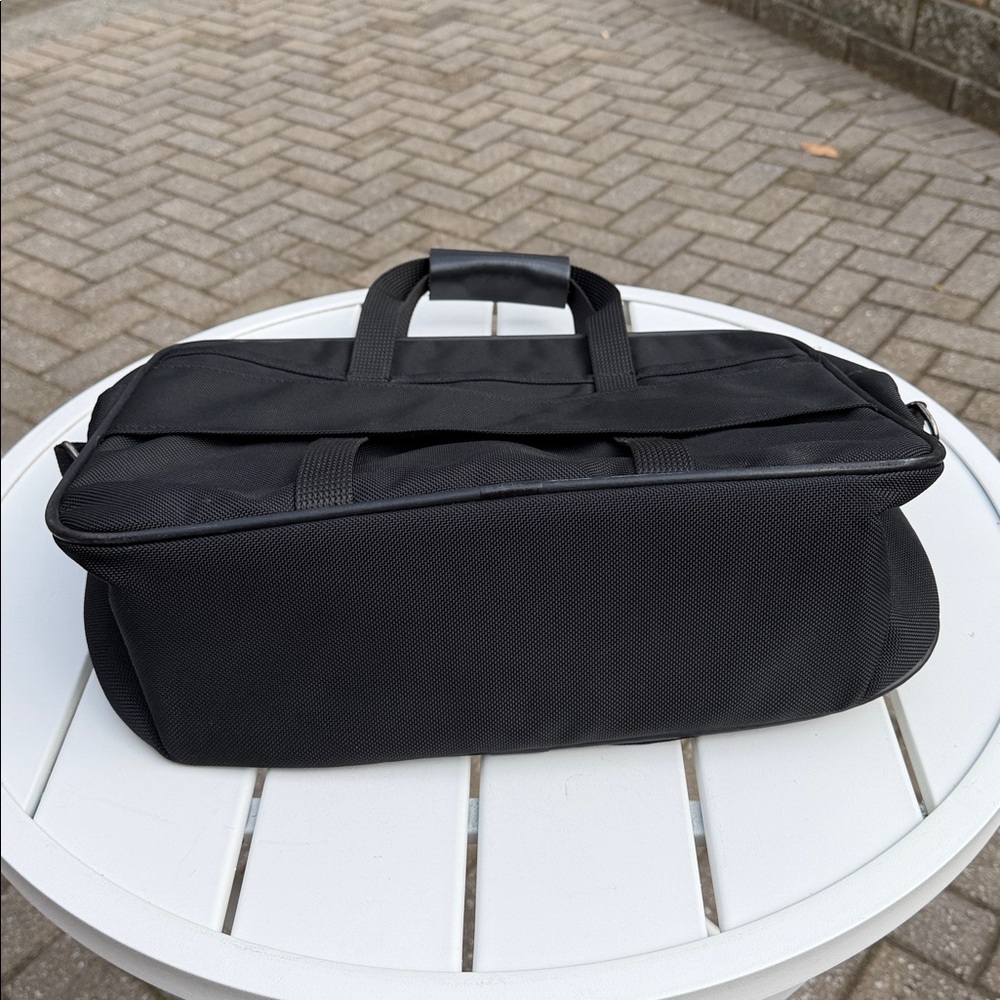 Vintage Black Messenger bag by Hartmann. Good used condition and ready to travel - Picture 5 of 9